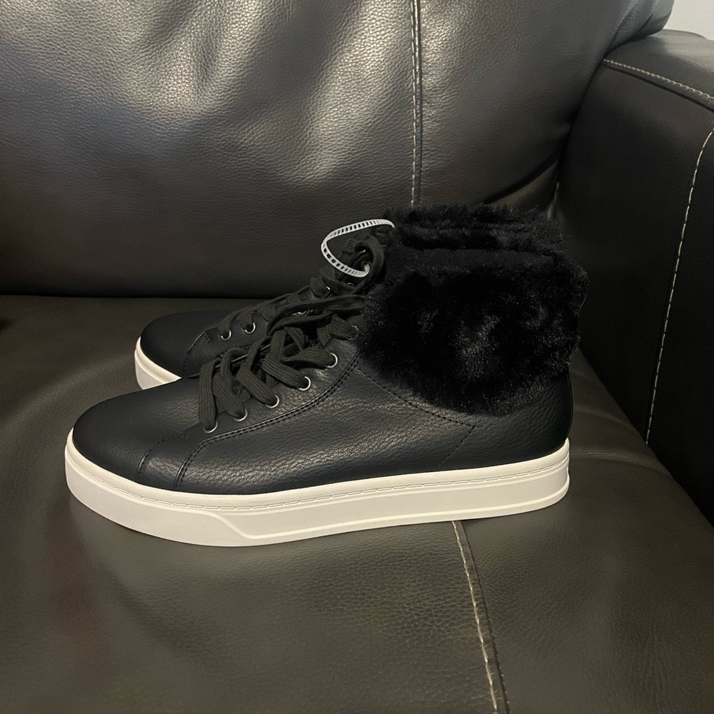 NEW Koolaburra by UGG Women's Black Fur-Trim Sneakers